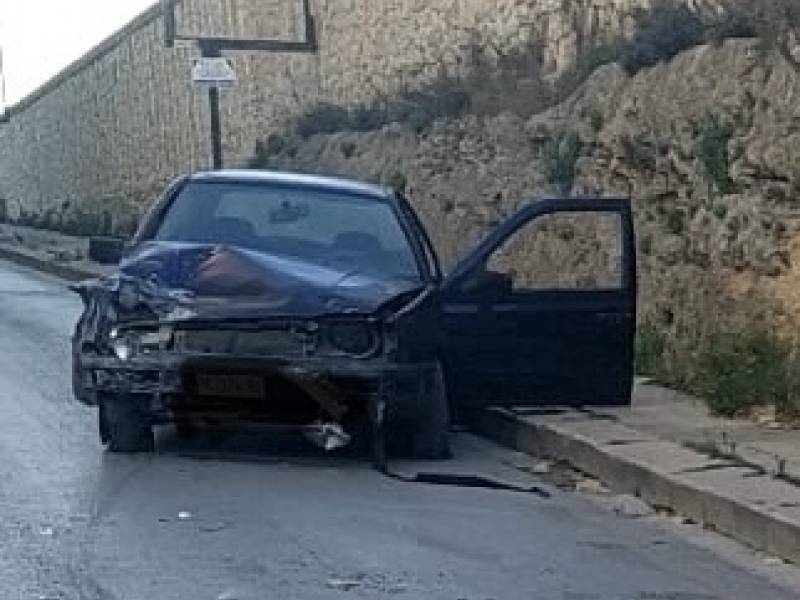 Immagine articolo: Castelvetrano, auto finisce contro un muro e il conducente scappa. Sul posto la Polizia Municipale 