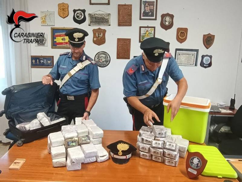 Immagine articolo: Nell'auto con 30 kg di hashish, arrestati dai carabinieri due palermitani 