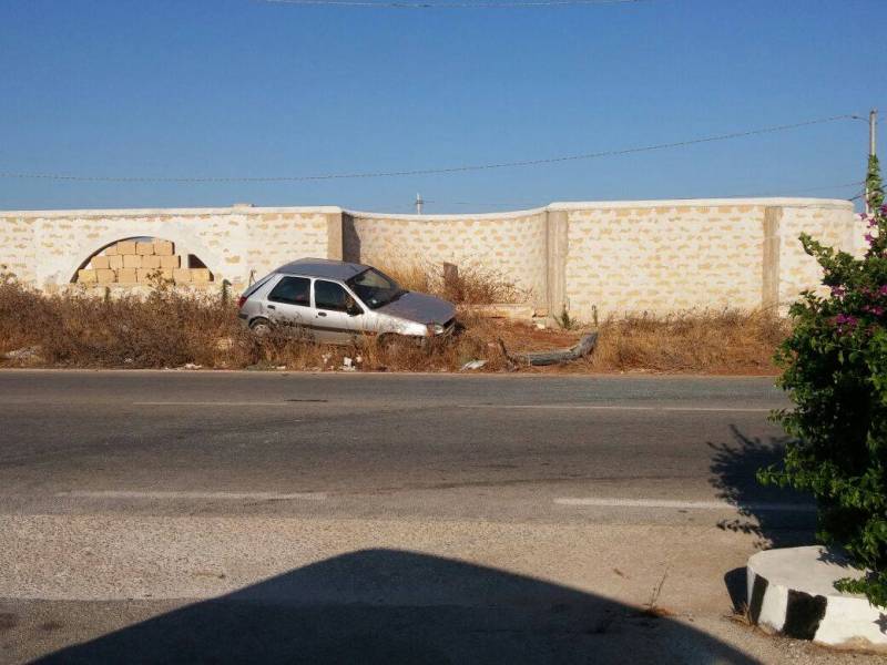 Immagine articolo: Incidente sulla provinciale per Tre Fontane. Auto finisce contro un muro. Sul posto l'ambulanza