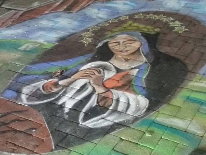 Immagine articolo: Salemi, in piazza Libertà un grande disegno della Madonna a cura di Lidia Angelo