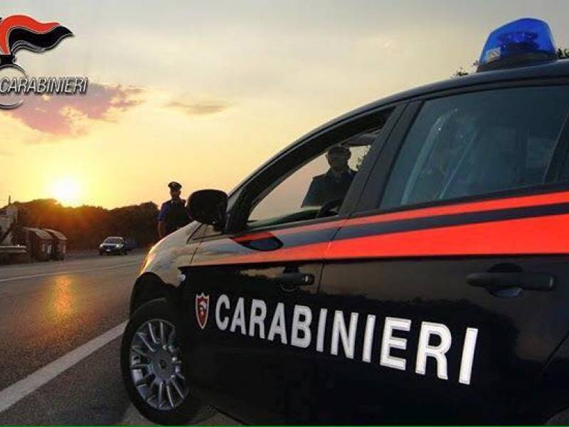 Immagine articolo: Scassina un negozio e tenta il furto. Ferito gravemente ad una gamba viene sorpreso dai Carabinieri