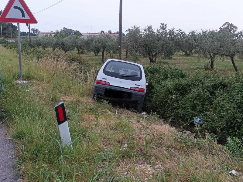 Immagine articolo: Auto finisce fuori strada sulla SS.115 tra Castelvetrano e Marinella