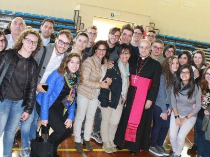 Immagine articolo: Partanna, il Vescovo incontra studenti del Dante Alighieri. Un alunno scrive: " La nostra sfida è rimanere"