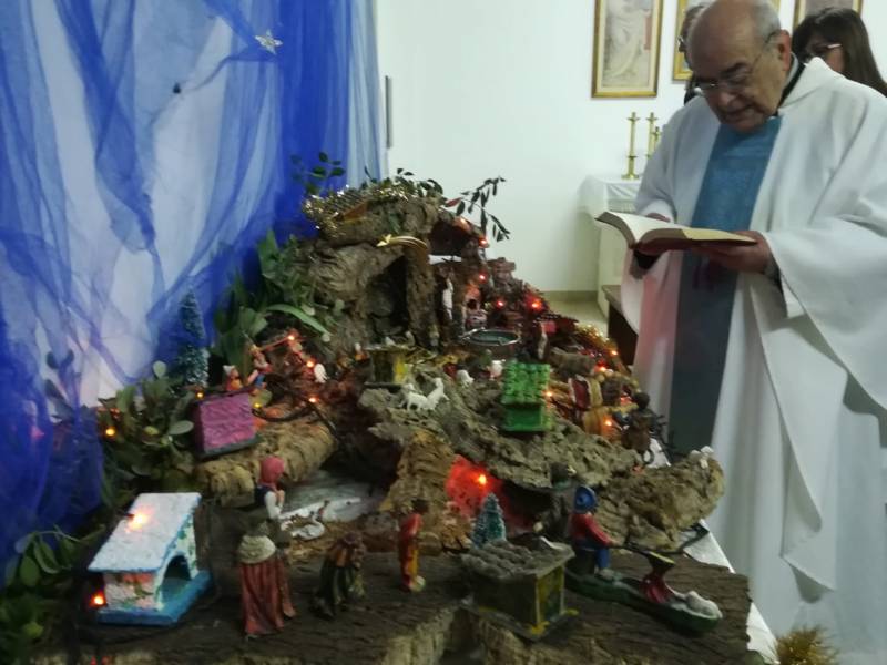 Immagine articolo: Padre Culoma a Triscina per la benedizione del presepe e gli auguri ai fedeli 