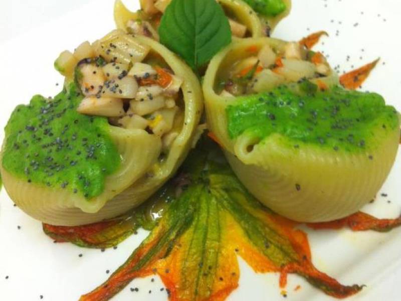 Immagine articolo: Conchiglioni ai fiori di zucca, calamari, piovra, semi di papavero e salsa di rucola