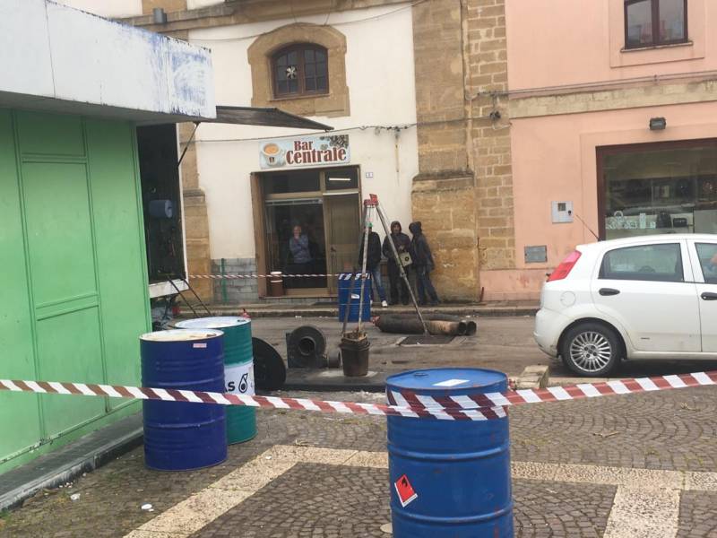 Immagine articolo: Partanna, al via ai lavori di smantellamento dell'ultimo rifornimento in centro storico in piazza Umberto I