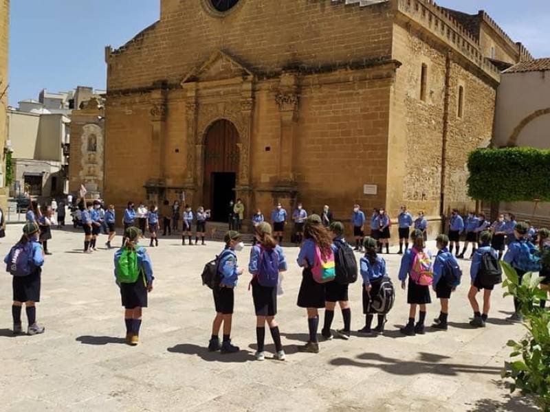 Immagine articolo: Oggi gli scout di Castelvetrano hanno donato ai cittadini le arance della legalità. Alfano:” Quotidianità deve essere improntata al rispetto delle regole. Inaccettabile i gesti contro i Vigili urbani”