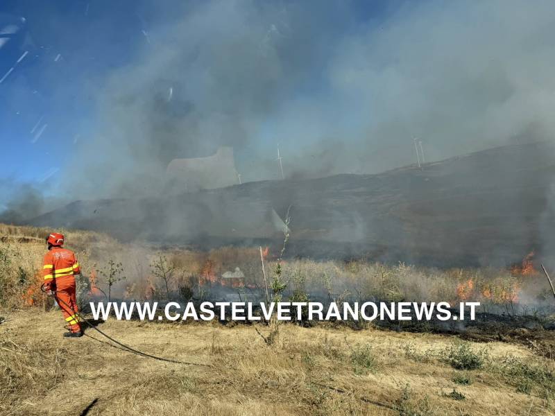 Immagine articolo: Vasto incendio tra Castelvetrano e Santa Ninfa: impegnate le squadre dell’Associazione Nazionale Vigili del Fuoco in Congedo