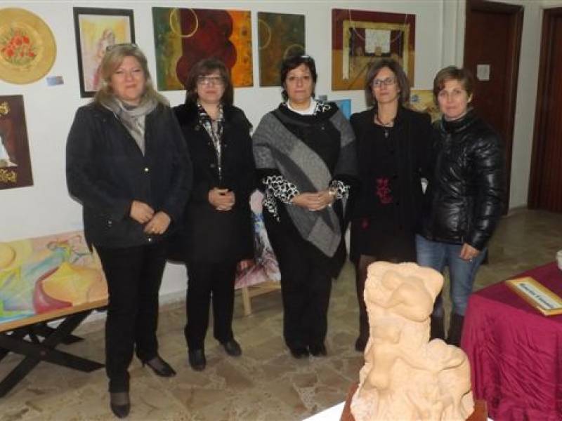 Immagine articolo: Amiche e artiste per una esposizione di quadri. Successo di visite