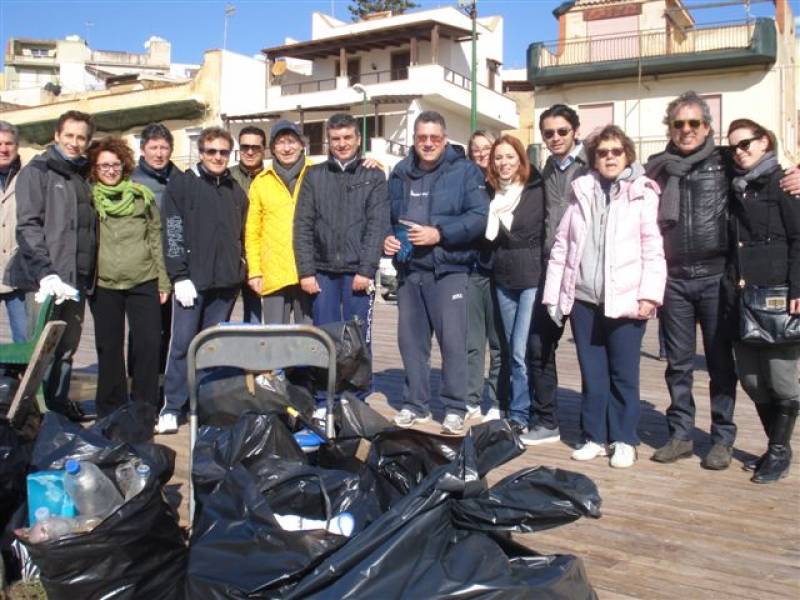 Immagine articolo: Buon successo per la raccolta di rifiuti sulla spiaggia di Marinella 