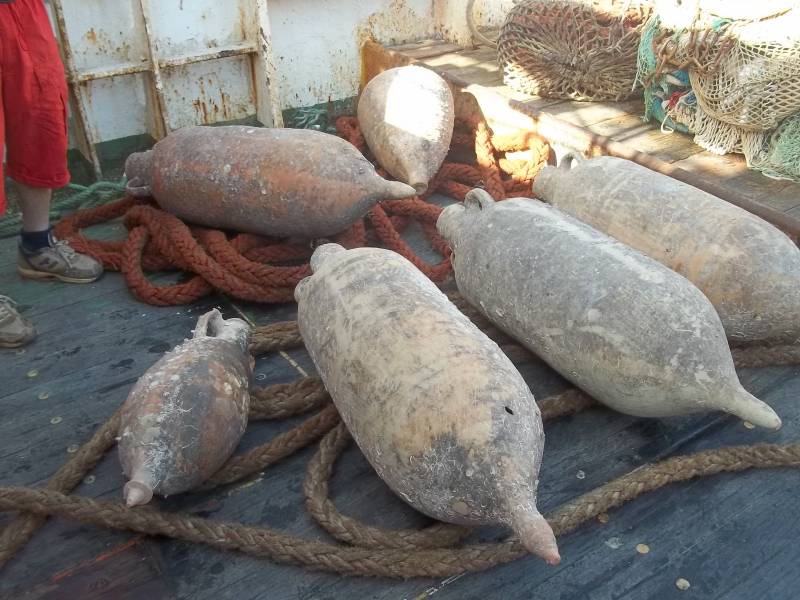 Immagine articolo: Mazara, 6 preziose anfore antiche impigliate tra le reti dei pescatori. Importante scoperta