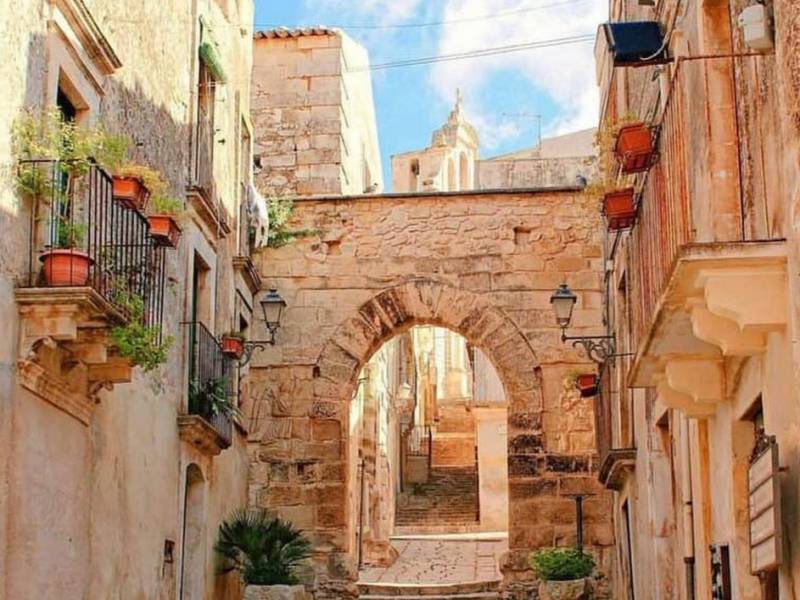 Immagine articolo: "Ittari, sarbatu e talia" . Alle scoperta delle origini delle espressioni dialettiali tra Arabi e Francesi e non solo Immagine articolo: "Ittari, sarbatu e talia" . Alle scoperta delle origini delle espressioni dialettiali tra Arabi e Francesi e non solo