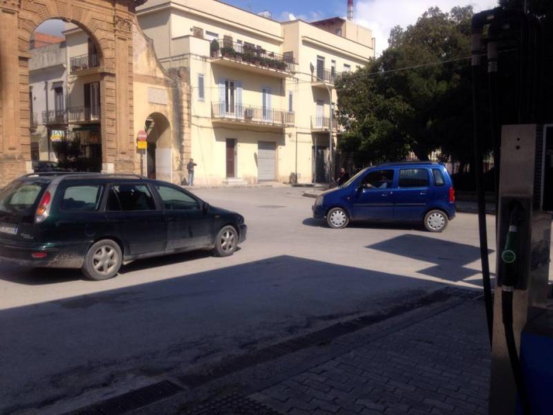 Immagine articolo: Il lettore scrive: "Una rotonda per evitare il delirio quotidiano. Chi di competenza intervenga" Immagine articolo: Il lettore scrive: "Una rotonda per evitare il delirio quotidiano. Chi di competenza intervenga"