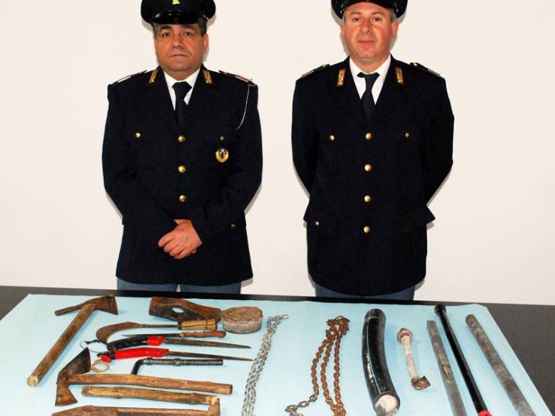 Immagine articolo: Girava per Castelvetrano con un "arsenale" di asce, coltelli, e accette. Denunciato 40enne
