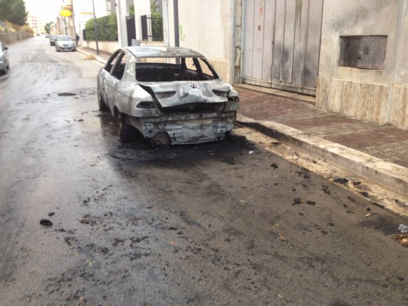l'Alfa 156 incendiata in via Tagliata