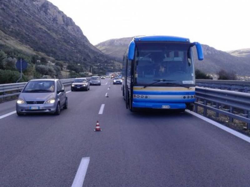 Immagine articolo: Esplode gomma ad autobus in direzione Palermo. Paura e feriti sull'A29