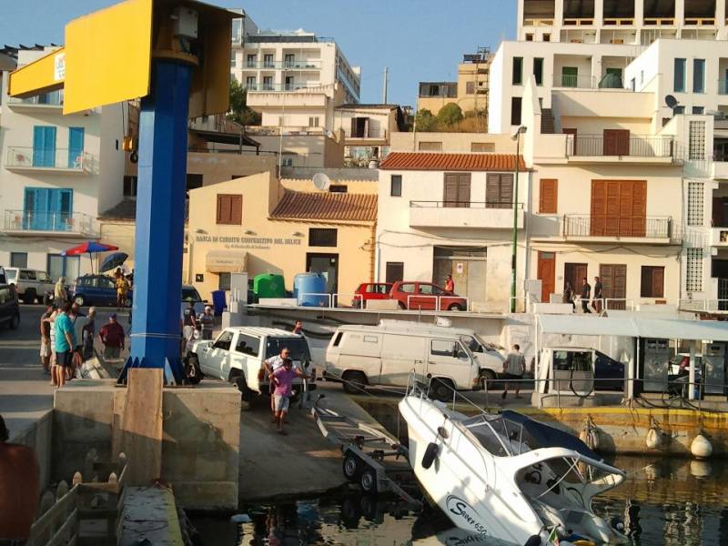 Immagine articolo: Barca al porto di Selinunte rischia di inabissarsi. La gru da 100 mila euro inerte allo "spettacolo"