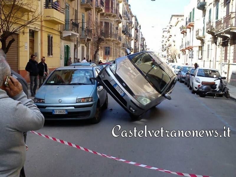 Immagine articolo: Un "insolito" parcheggio per una Focus a Palermo. Ecco cosa è successo