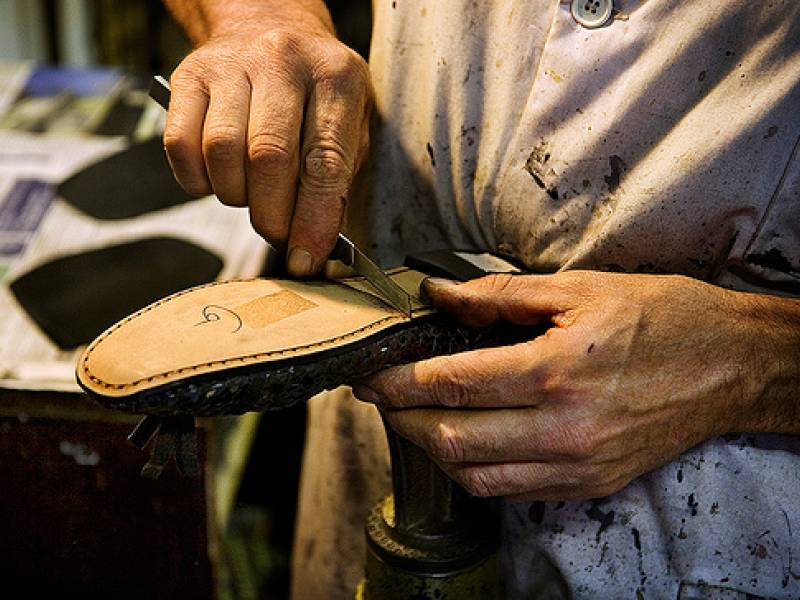 Immagine articolo: Giovani senza lavoro? "Apprendere i mestieri di sarto, orologiaio che stanno scomparendo può aiutarli"