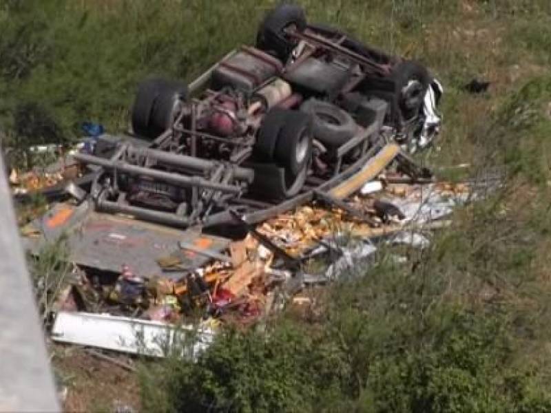 Immagine articolo: Cade giù dal viadotto con il camion, due morti sulla A19