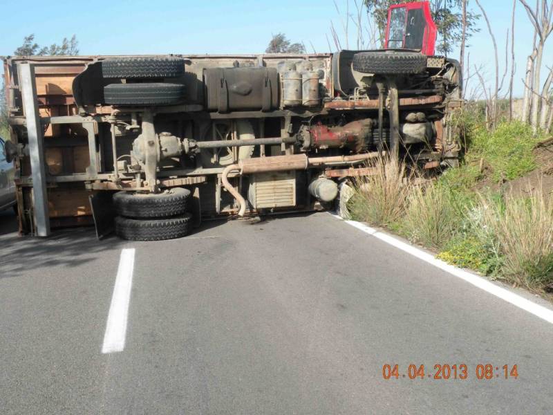 il camion dopo essersi ribaltato in contrada Birribaida