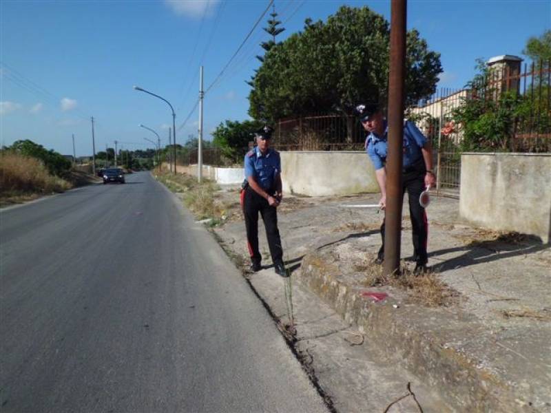 i carabinieri di Castelvetrano durante i rilievi nel luogo dell'incidente