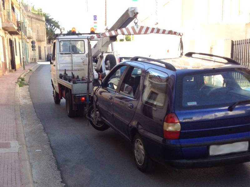 Immagine articolo: A Selinunte entra in azione il carro attrezzi. Vietato sbagliare