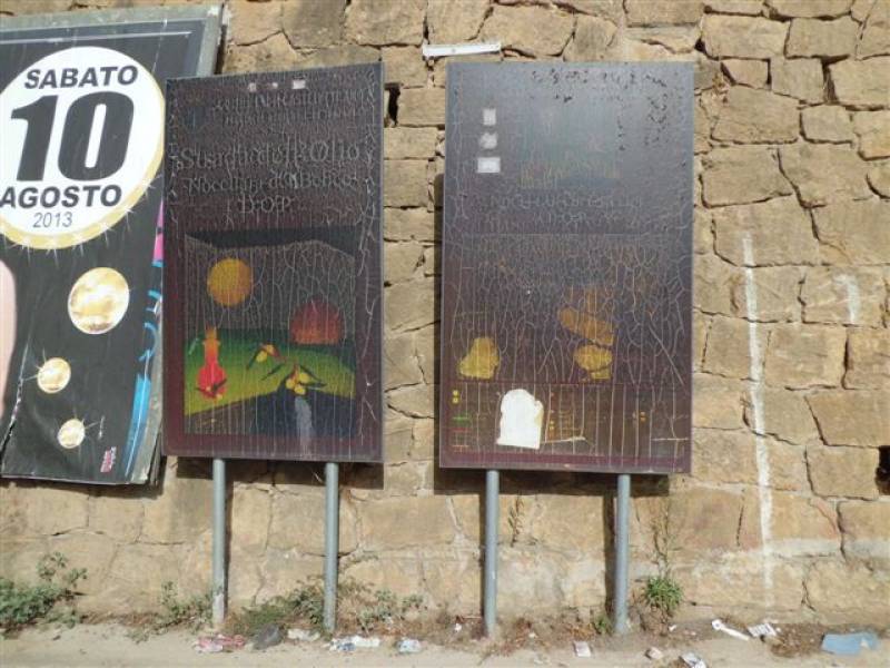 Immagine articolo: Il lettore scrive: "Un cartellone turistico da leggere solo con lente d'ingrandimento" Immagine articolo: Il lettore scrive: "Un cartellone turistico da leggere solo con lente d'ingrandimento"