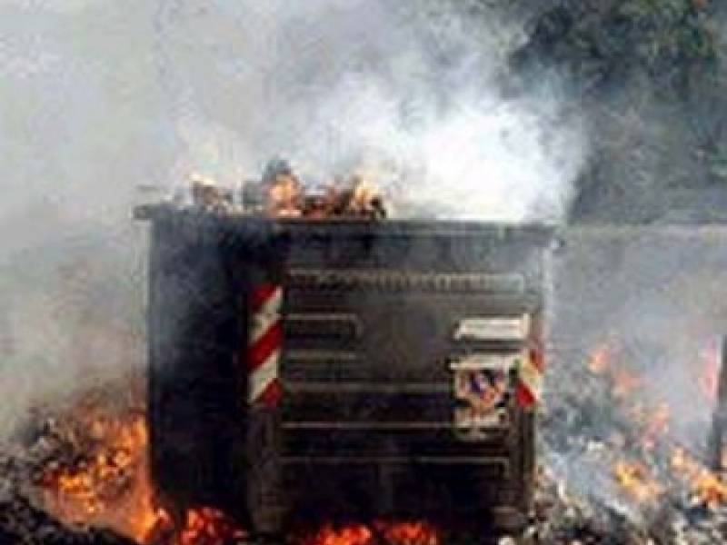 Immagine articolo: Il lettore scrive: "Qualcuno butta cenere accesa nei cassonetti causando incendi pericolosi" Immagine articolo: Il lettore scrive: "Qualcuno butta cenere accesa nei cassonetti causando incendi pericolosi"