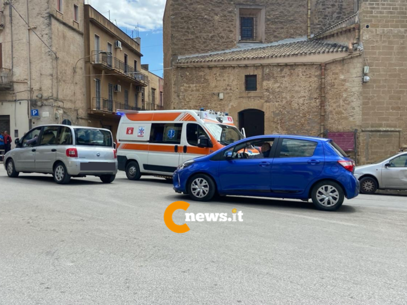 Immagine articolo: Castelvetrano, uomo picchia la moglie che si è rifugiata in Chiesa. Carabinieri lo bloccano con il taser