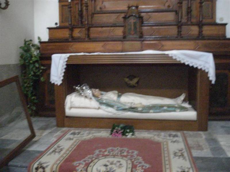 la statua della Madonna presso la Chiesa dei Cappuccini dopo il furto di questa notte