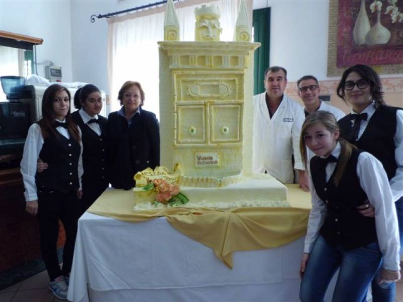 Immagine articolo: La Vugghia di l'acqua: quando un monumento "diventa" una torta grazie agli studenti dell'Alberghiero