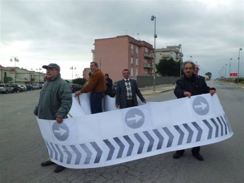 Immagine articolo: Una rotonda umana oggi in via Campobello. Comitato Belvedere: "Attendiamo ancora quella vera"