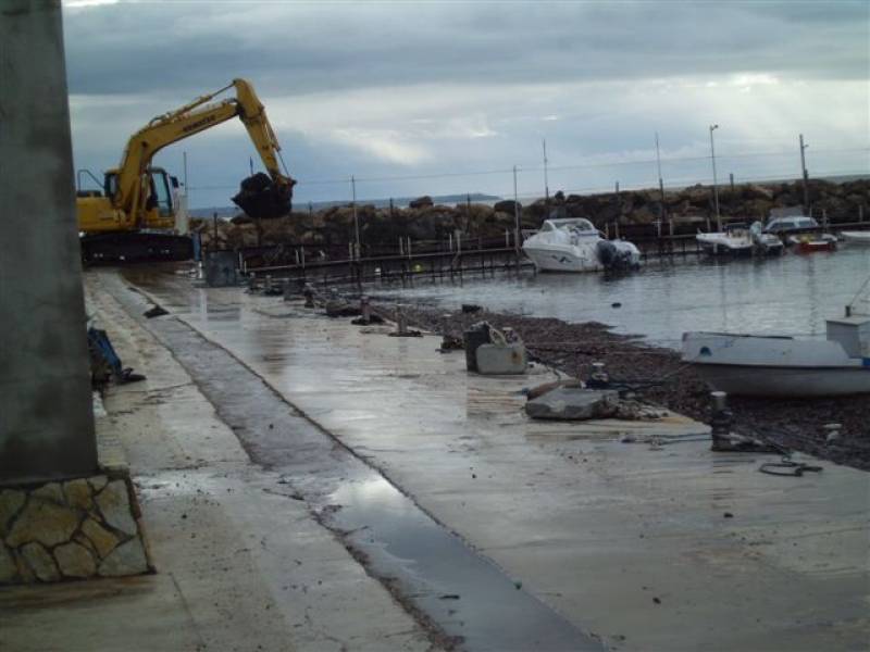 Immagine articolo: Selinunte, continuano i lavori al porto. "Liberate" le prime barche. Pescatori tornano a lavorare