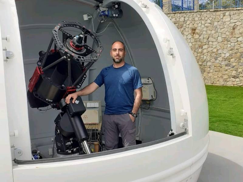 Immagine articolo: “Da piccolo guardavo la Luna con un telescopio a Selinunte, ora la storica scoperta dell’asteroide 2025 QK3”. Intervista all’astronomo Alessandro Nastasi Immagine articolo: “Da piccolo guardavo la Luna con un telescopio a Selinunte, ora la storica scoperta dell’asteroide 2025 QK3”. Intervista all’astronomo Alessandro Nastasi