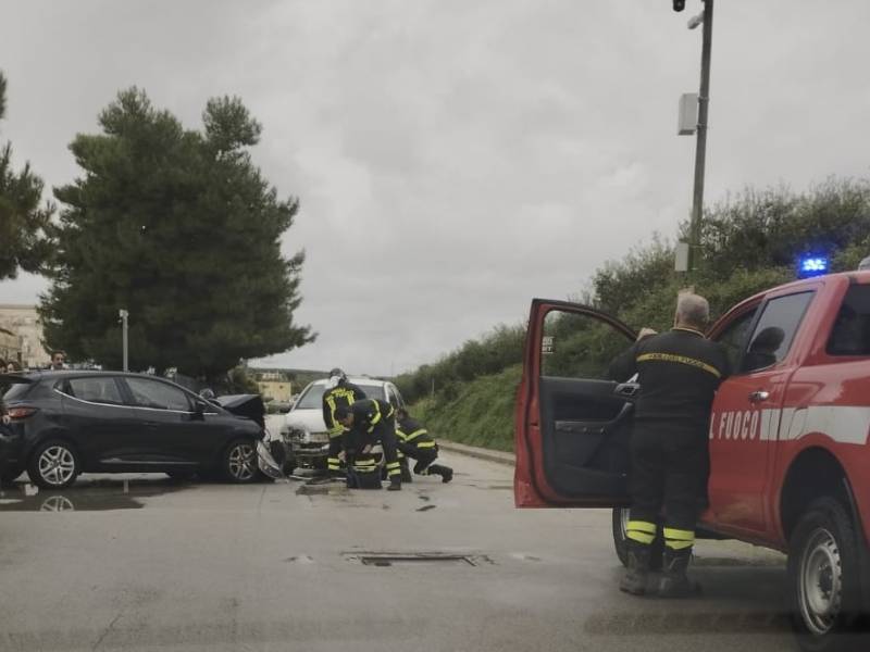 Immagine articolo: Castelvetrano, scontro tra due auto in via Gentile. Sul posto i Vigili del Fuoco