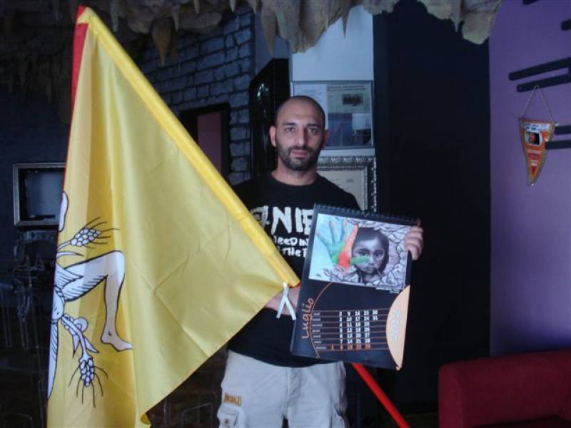 Immagine articolo: "Mister D" con il suo dipinto “Due Mondi” selezionato per calendario di beneficenza Immagine articolo: "Mister D" con il suo dipinto “Due Mondi” selezionato per calendario di beneficenza
