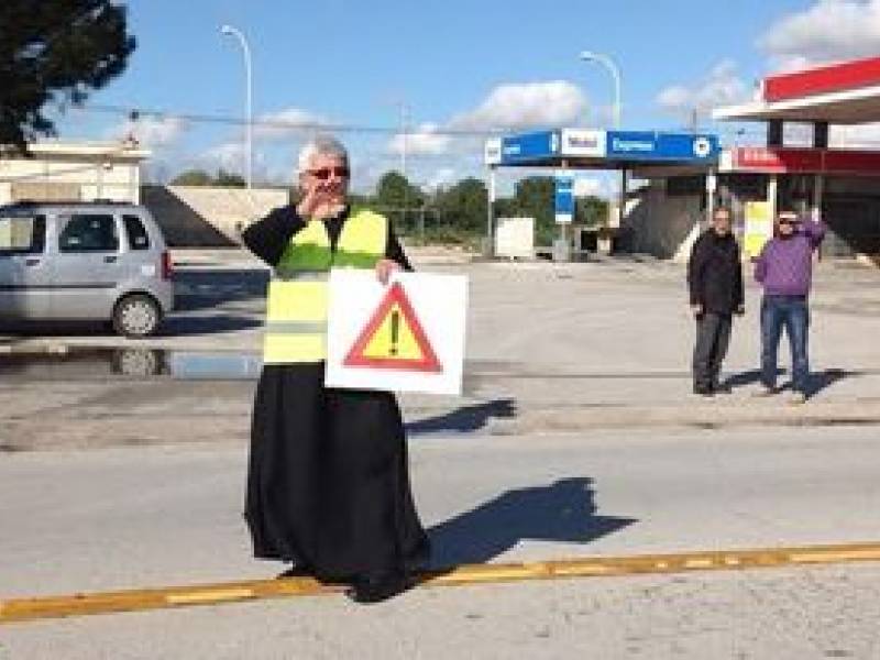 Immagine articolo: Castelvetrano, rischi all’uscita della messa. Il prete Don Meli dirige il traffico