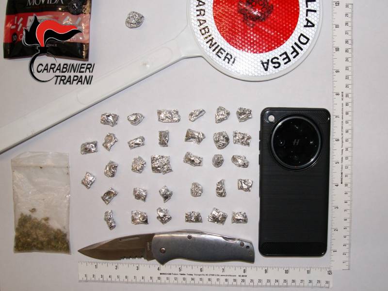 Immagine articolo: Droga e arma in auto: 52enne arrestato dei Carabinieri Immagine articolo: Droga e arma in auto: 52enne arrestato dei Carabinieri