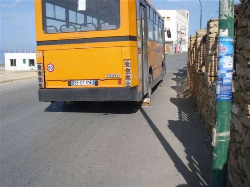 il bus rimasto in panne a Selinunte