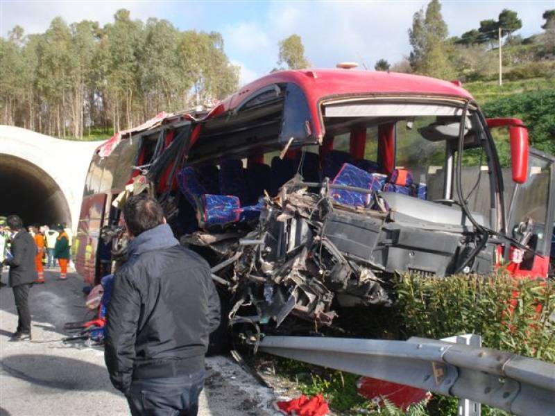 L'autobus dopo il tremendo impatto