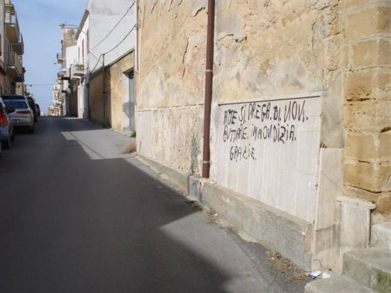 Immagine articolo: Il lettore scrive: "In via Gorizia, dietro la chiesa rifiuti abbandonati. Si intervenga" Immagine articolo: Il lettore scrive: "In via Gorizia, dietro la chiesa rifiuti abbandonati. Si intervenga"