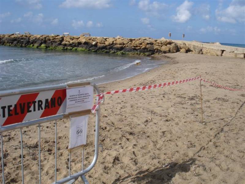 Immagine articolo: Trovati residui bellici nella spiaggia dello "Scalo di Bruca". Scatta il divieto di balneazione