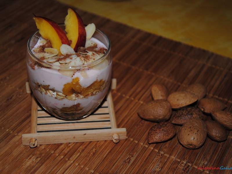 Immagine articolo: "La mia ricetta è" : Coppe allo yogurt con pesche, miele e mandorle