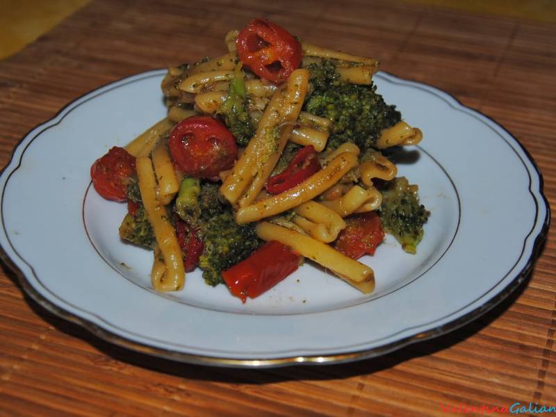 Immagine articolo: "La mia ricetta è..": Caserecce piccanti coi broccoletti, pomodorini datterini e alici 