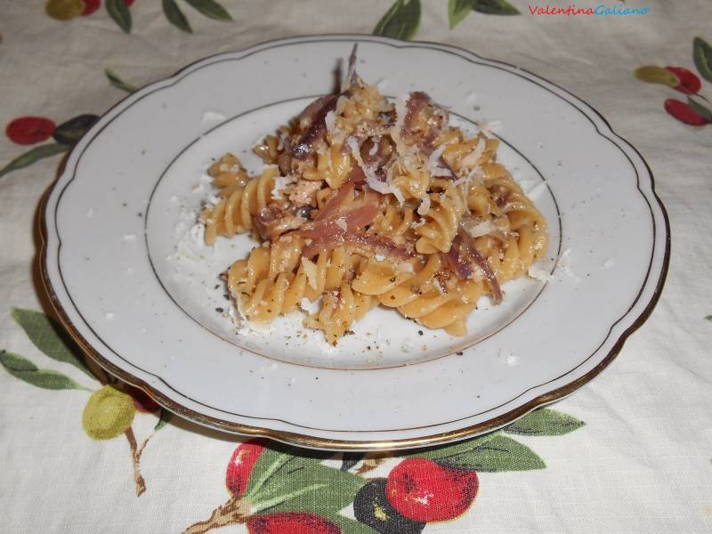 Immagine articolo: "La mia ricetta è": Fusilli ai cinque cereali con cipolle rosse, pecorino Sardo e pepe nero