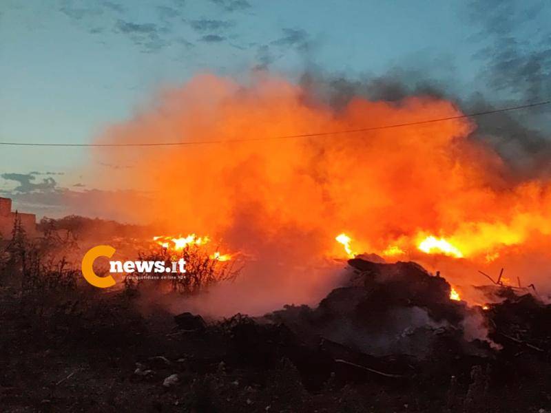 Immagine articolo: Ancora un vasto incendio presso l’ex cementificio. Vasta nube di fumo. In fiamme plastiche, legname e non solo