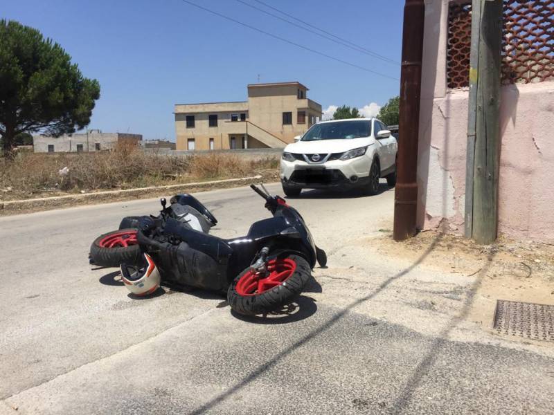 Immagine articolo: Marinella, scontro tra scooter e un Suv. Due giovani trasportati in Ospedale. Sul posto la Polizia Municipale 