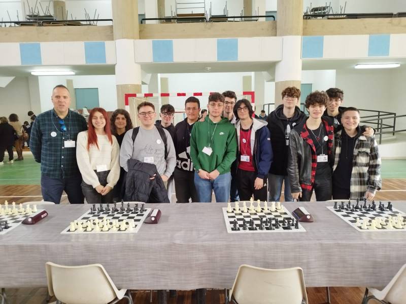 Immagine articolo: Campionati studenteschi di scacchi, gli studenti del Ferrigno superano fase regionale e accedono alle regionali 
