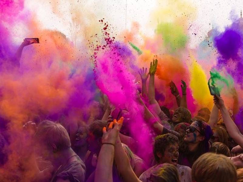 Immagine articolo: Vita "diventa" fluo tra colori e musica. Parte "l'International Holi Color Fluo". Ecco il programma